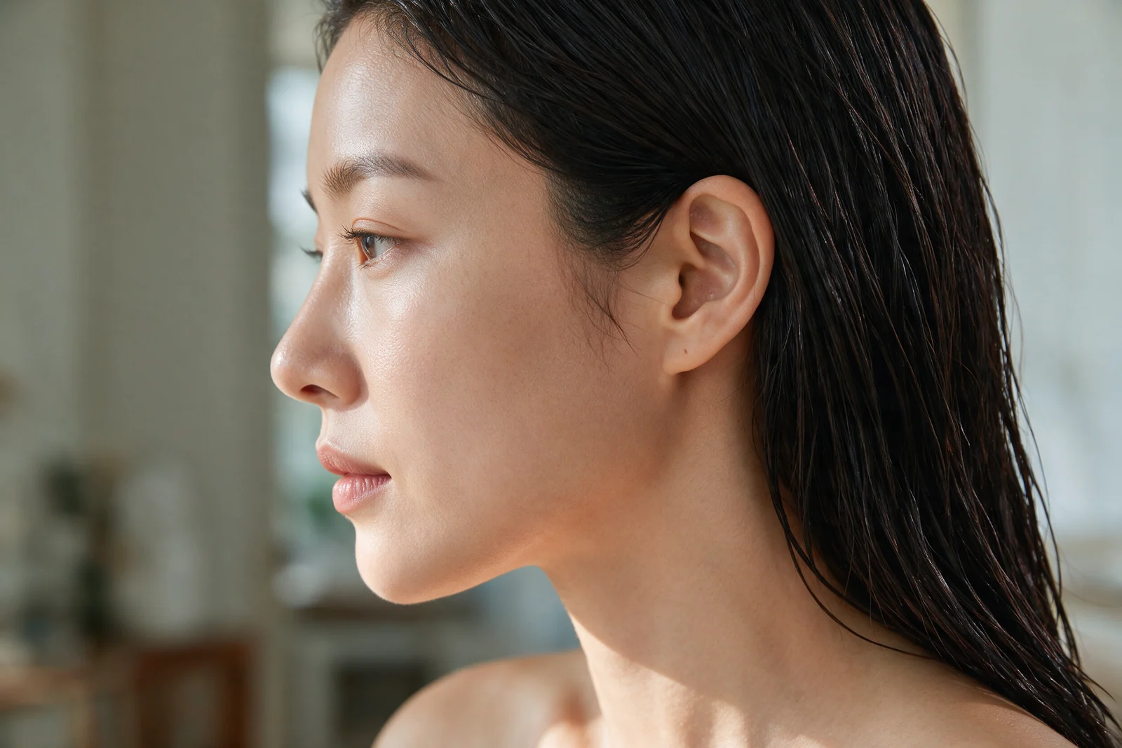 빛과 그림자 사이에서 피부 결을 관찰하는 연출 이미지